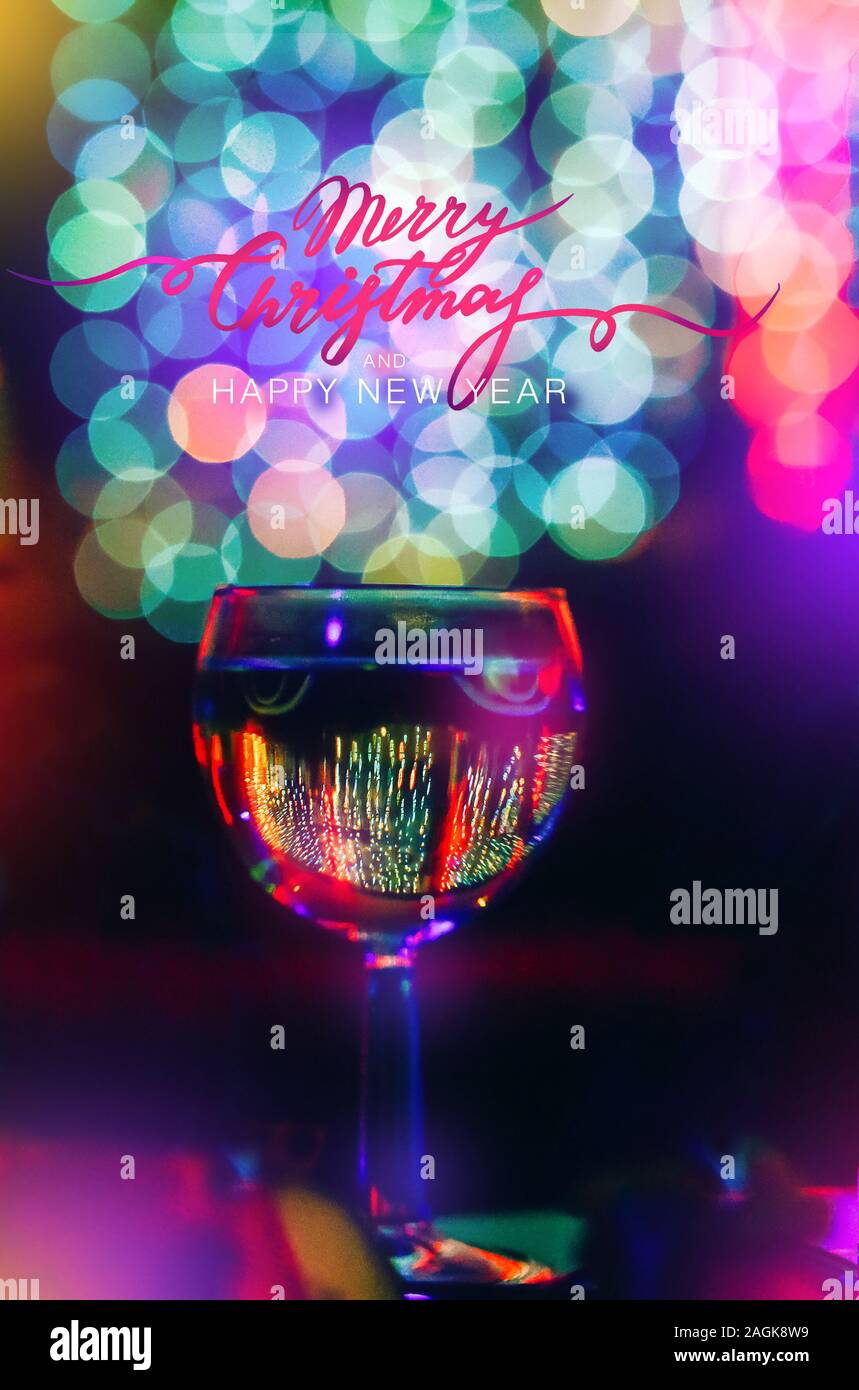 Un bicchiere di vino, champagne su uno sfondo luminoso multicolore bokeh di fondo. Il concetto di una festa solenne, congratulazioni Foto Stock