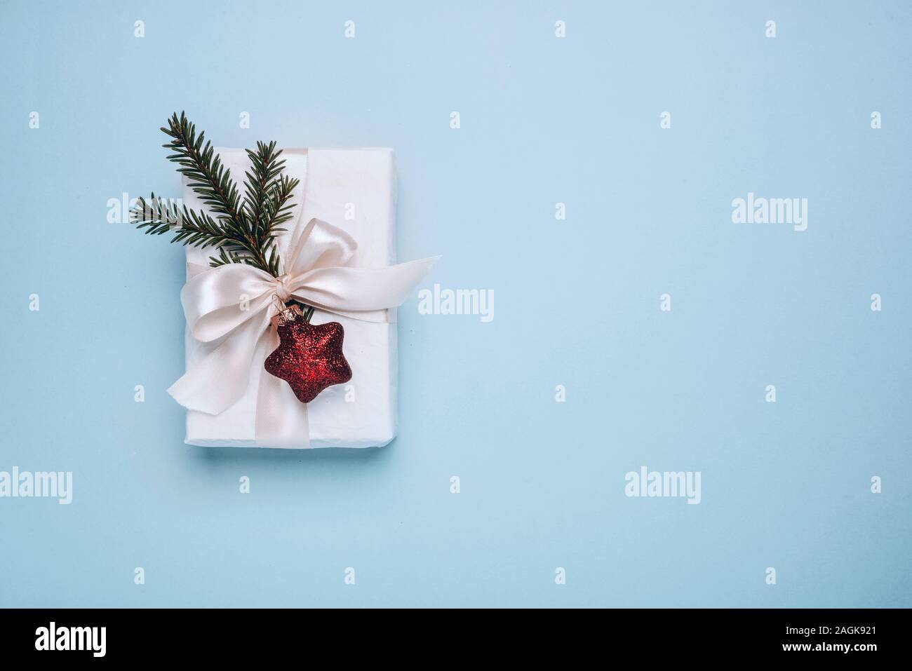 Regalo con decorazioni di Natale nelle caselle bianche su sfondo blu. Il minimalismo, piatto di laici che, vista dall'alto, spazio di copia Foto Stock