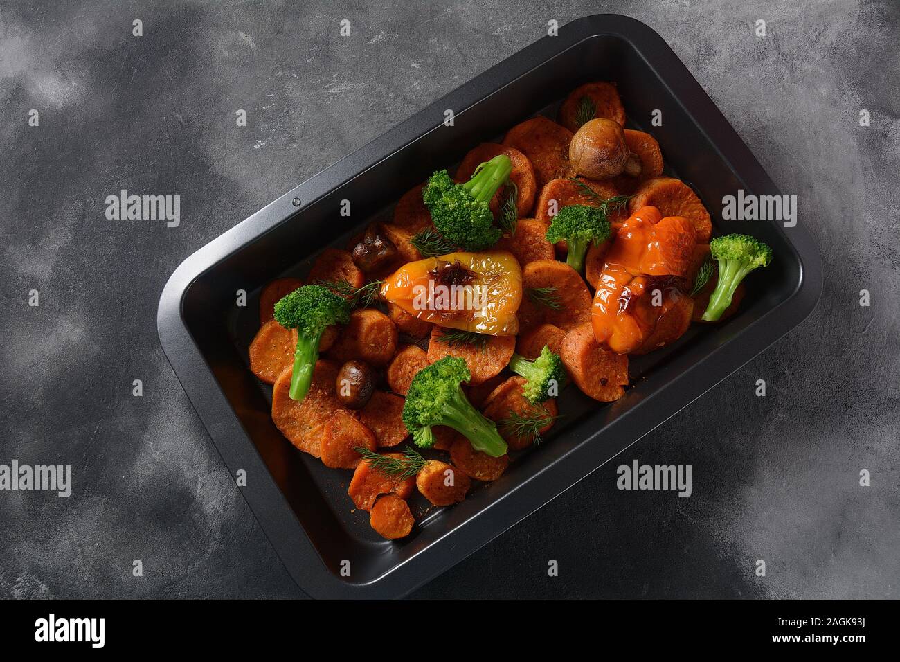 Fette di patate dolci d'arancia cotte in casa, peperone giallo dolce e broccoli sano concetto di cibo colorato Foto Stock