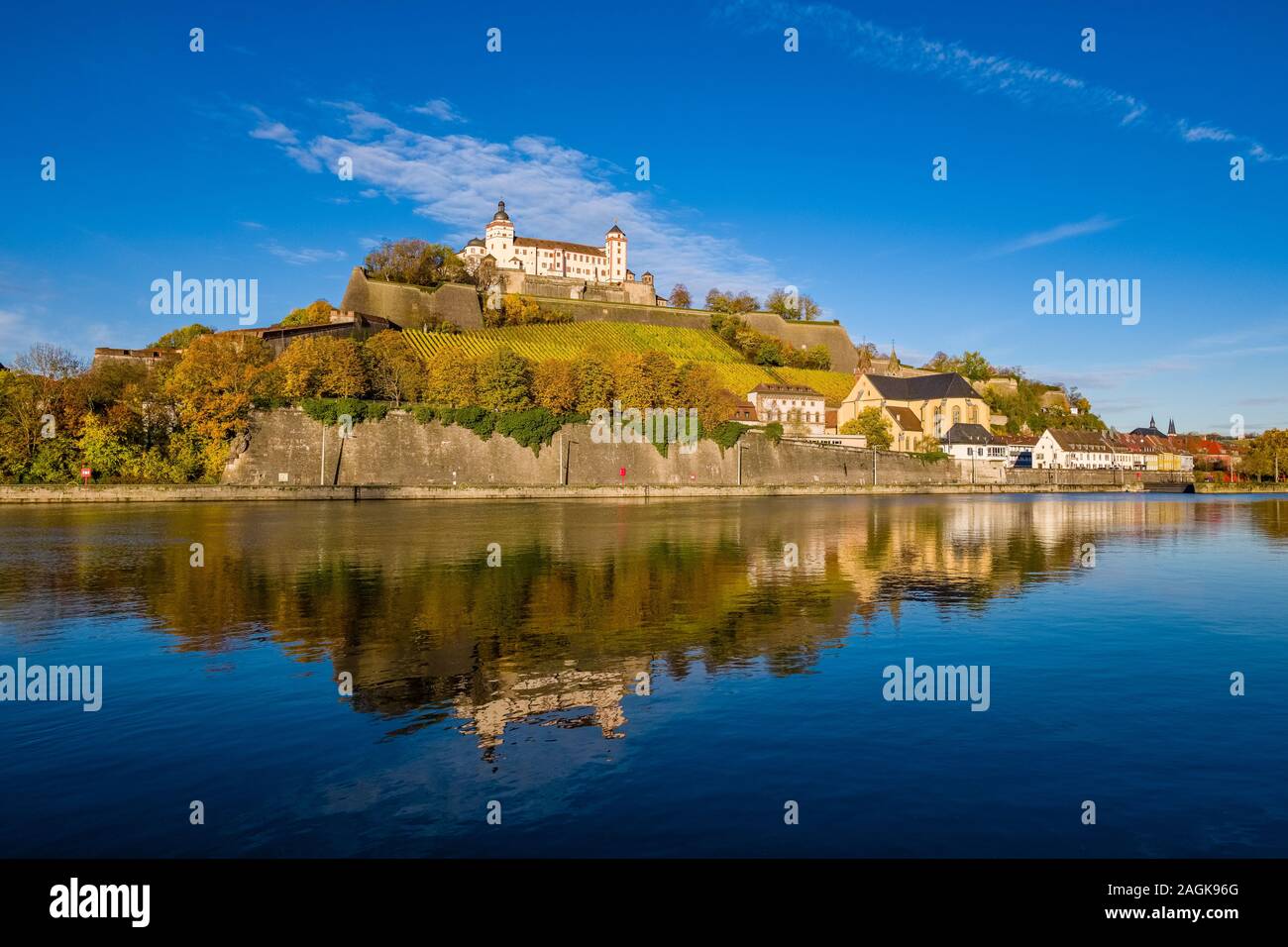 Il castello Festung Marienberg è situato su una collina sopra la città, mirroring nel fiume Main che fluisce attraverso esso Foto Stock