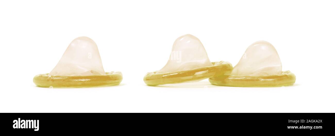 Giallo preservativo, isolato su uno sfondo bianco Foto Stock