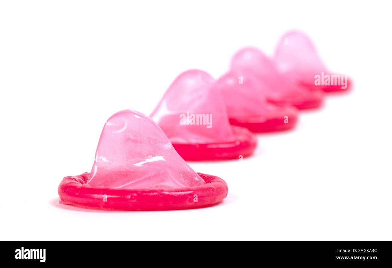 Red preservativo, isolato su uno sfondo bianco Foto Stock