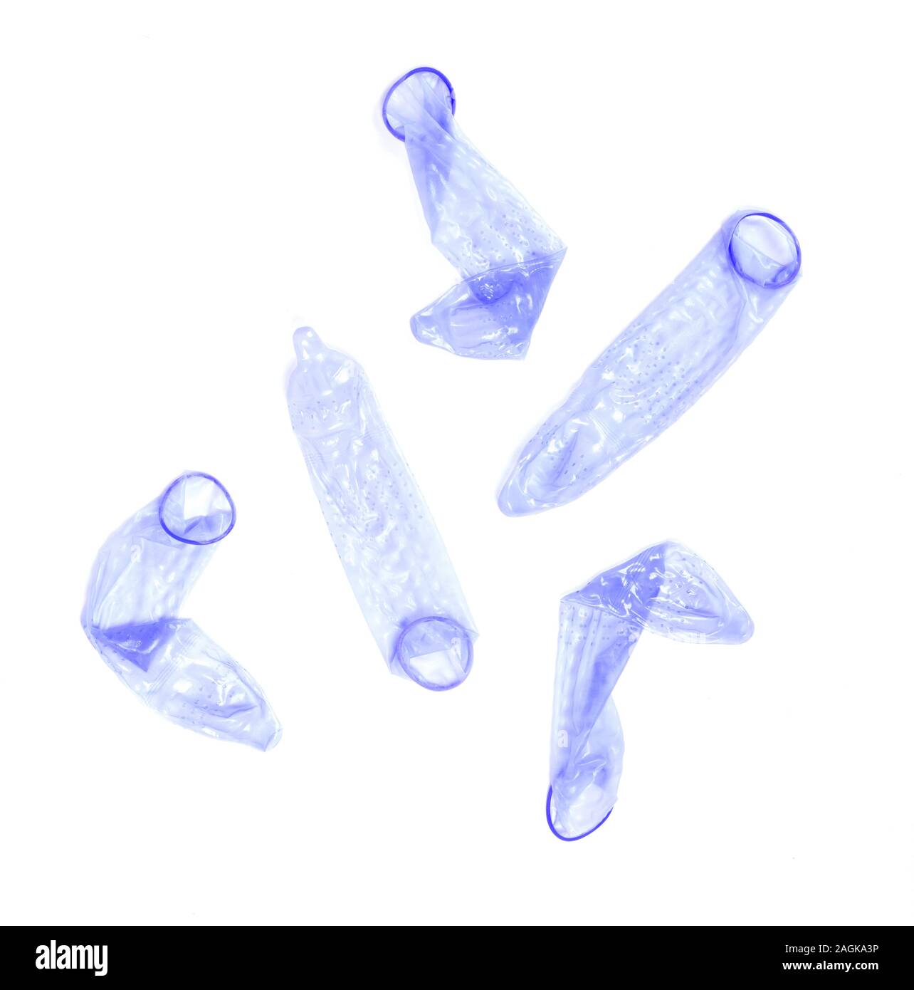 Blue preservativo, isolato su uno sfondo bianco Foto Stock