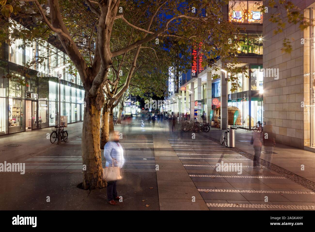 Prager Strasse zona pedonale in serata nel centro di Dresda Foto Stock