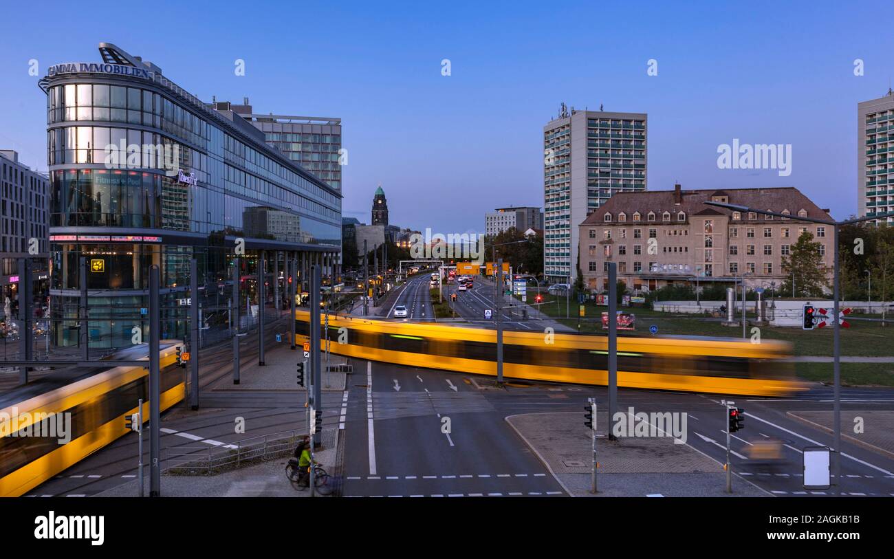 Traffico di punta all'incrocio tra Wiener Platz e Sankt Petersburger Straße a Dresda Foto Stock