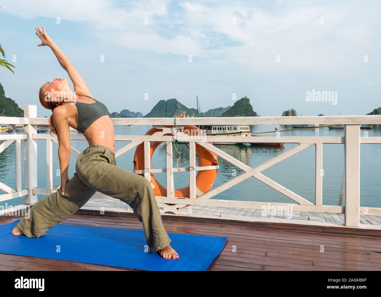 Giovane donna a praticare yoga Foto Stock