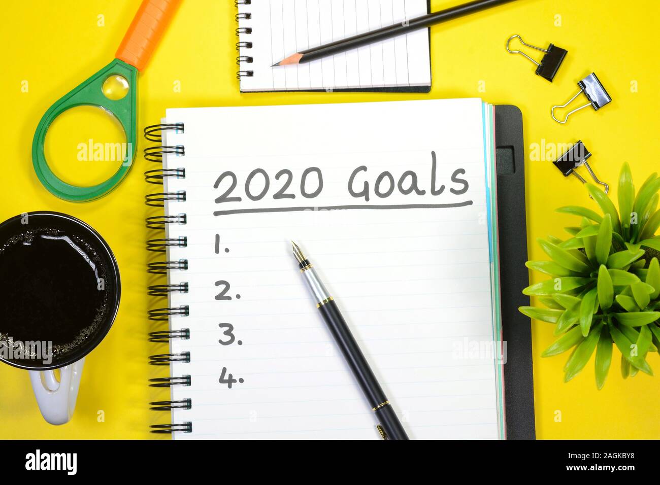 Gli obiettivi 2020 scritta su un libro con sfondo giallo Foto Stock