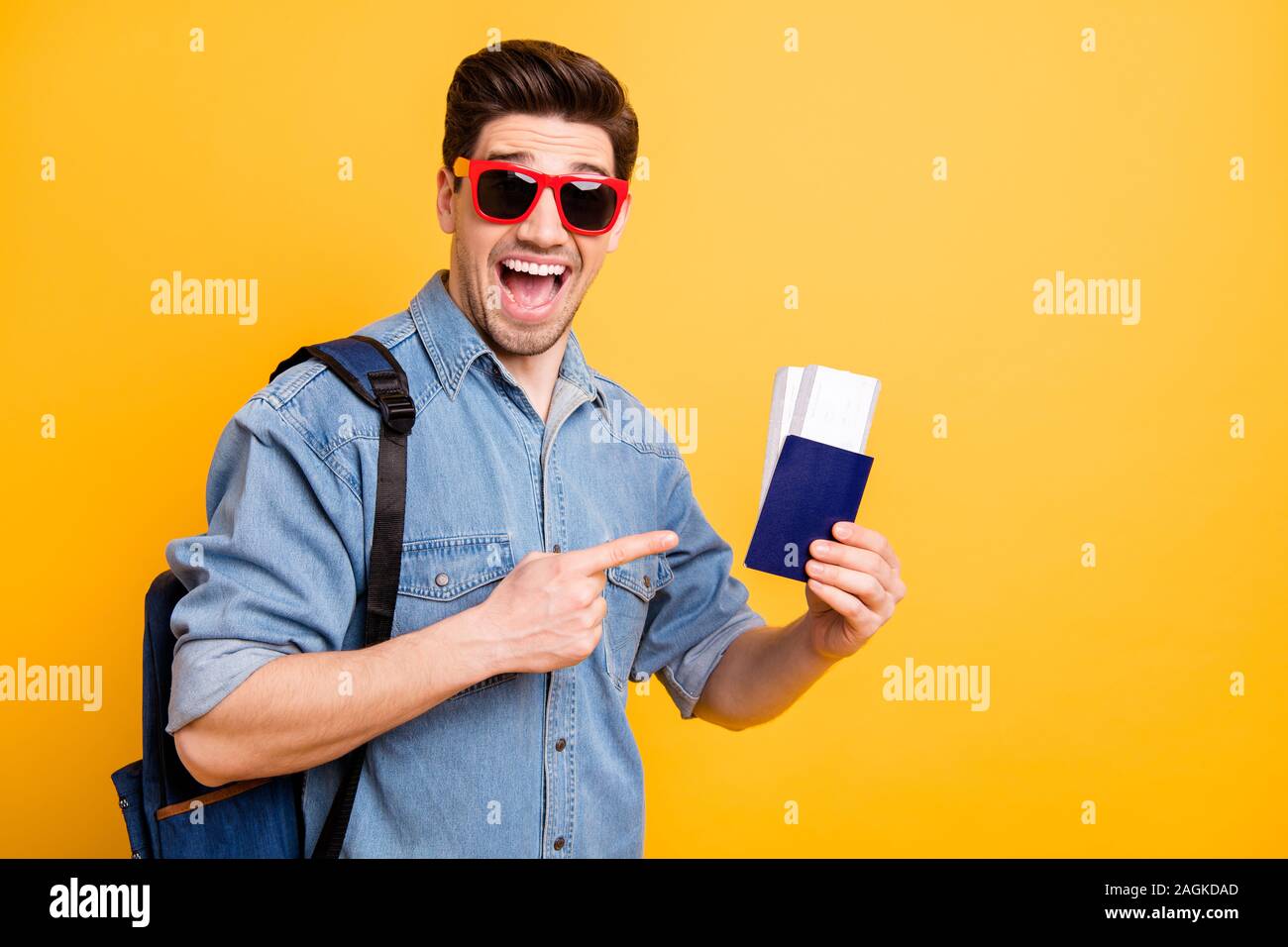 Ritratto di sua egli bella attraente funky Allegro vivace lieto guy dimostrando passport id tour biglietti di viaggio isolate su bright vivid shine vibrante Foto Stock