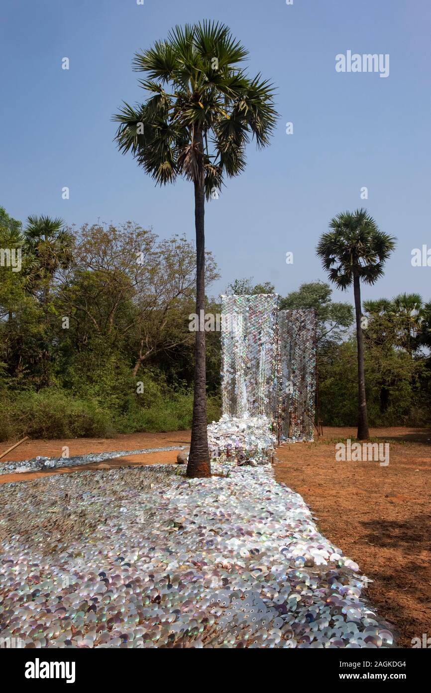 Cascata scultura realizzata da scartare compact disc in Auroville, Tamil Nadu, India Foto Stock