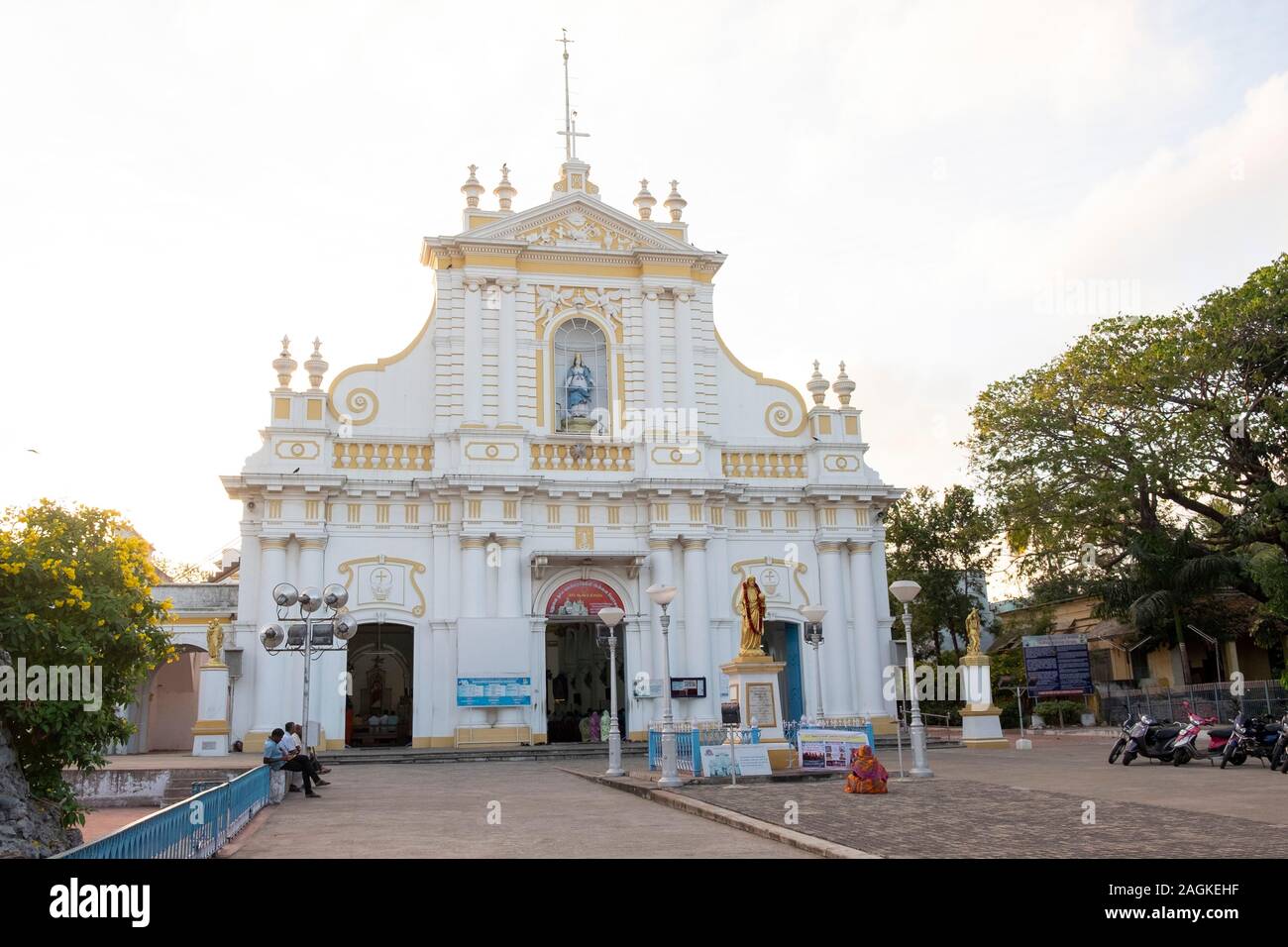 Esterno della Nostra Signora della Cattedrale dell Immacolata Concezione di Puducherry, Tamil Nadu, India Foto Stock