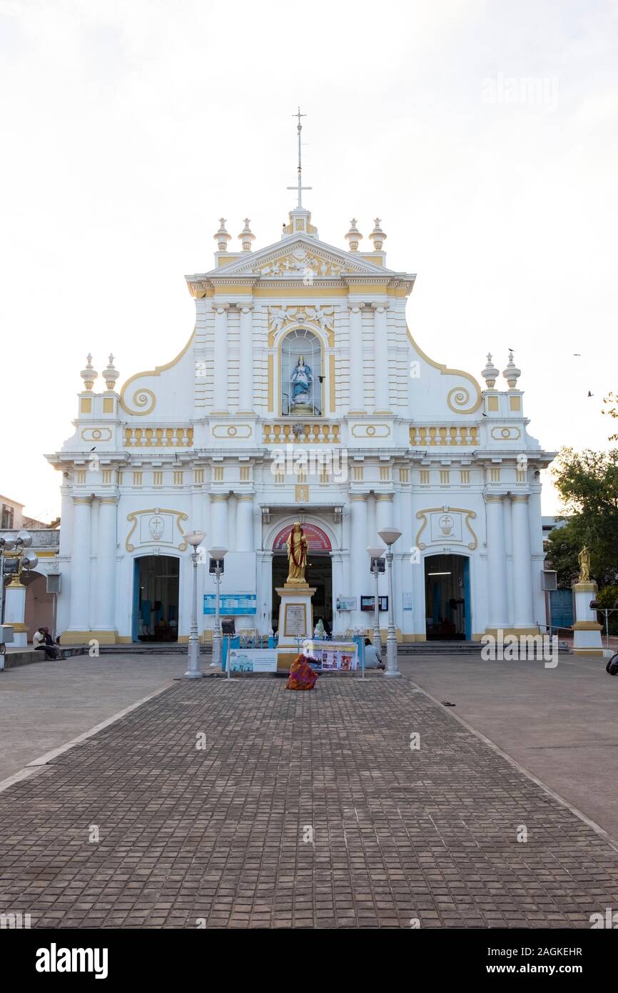 Esterno della Nostra Signora della Cattedrale dell Immacolata Concezione di Puducherry, Tamil Nadu, India Foto Stock