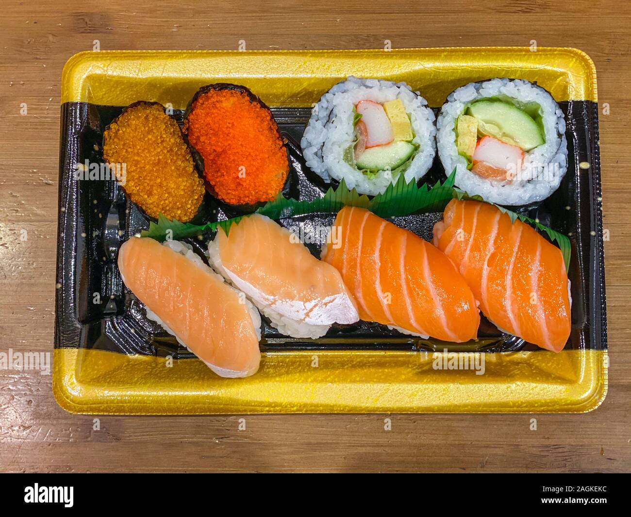 Assortita di delizioso sushi e sashimi per pranzo cena Foto Stock