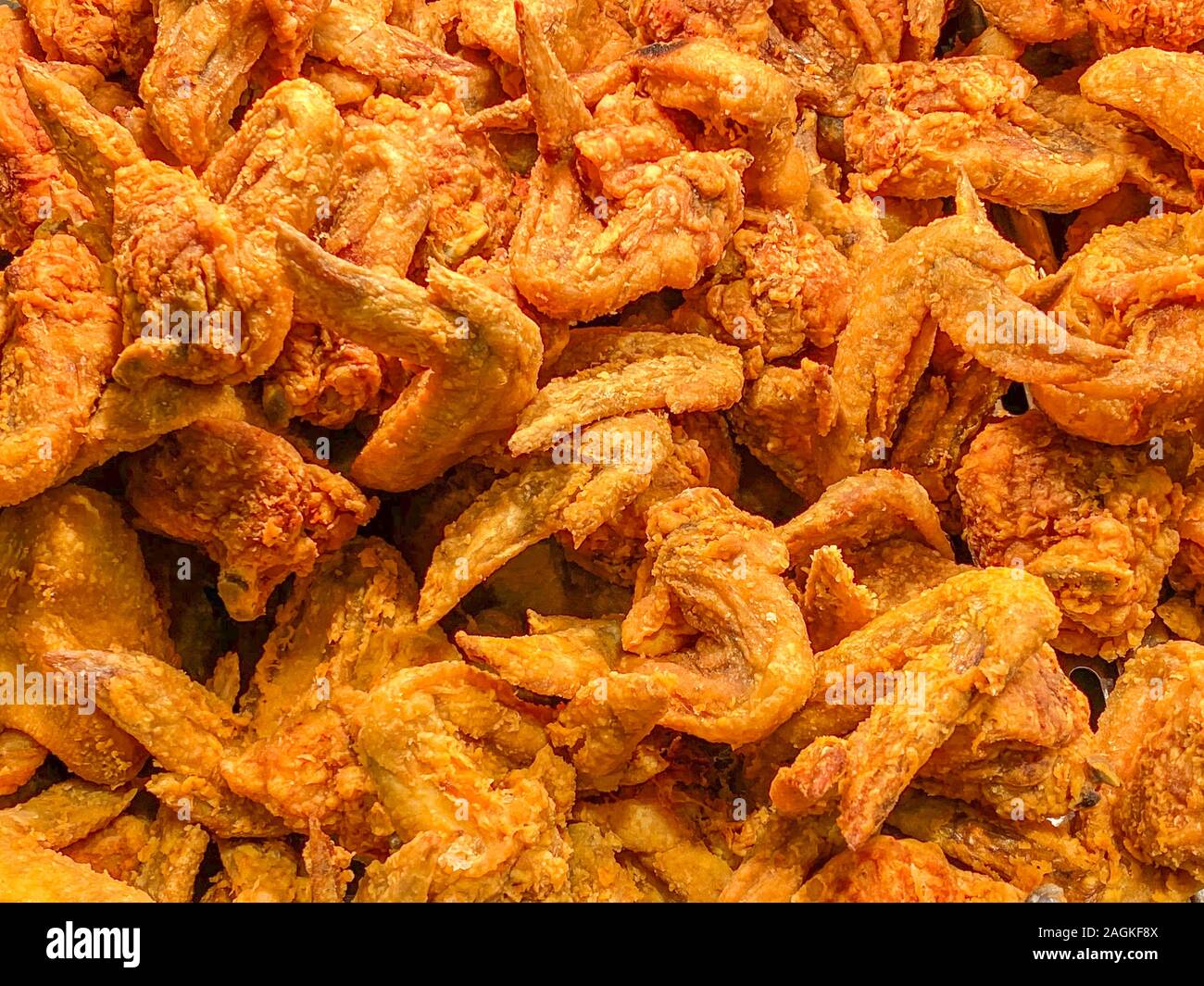 Pila di alette di pollo fritte per fast food il concetto di sfondo Foto Stock