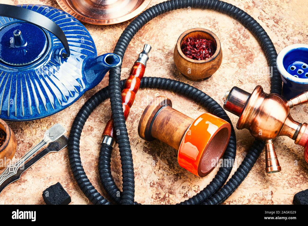 Dettagli di tabacco narghilè e teiera con il tè.fumatori egiziana shisha e teakettle Foto Stock