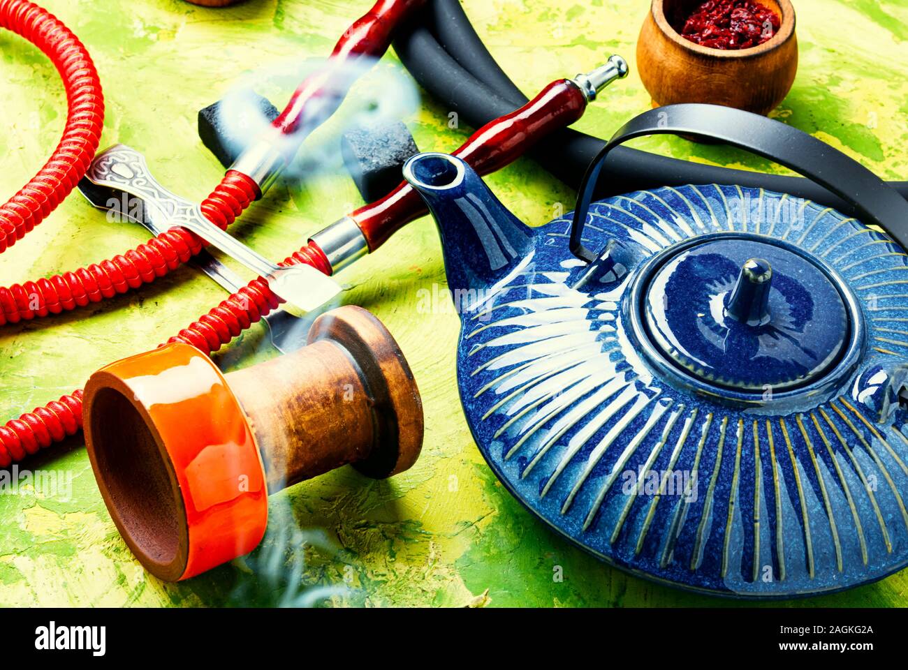 Dettagli di tabacco narghilè e teiera con il tè.fumatori egiziana shisha e teakettle Foto Stock