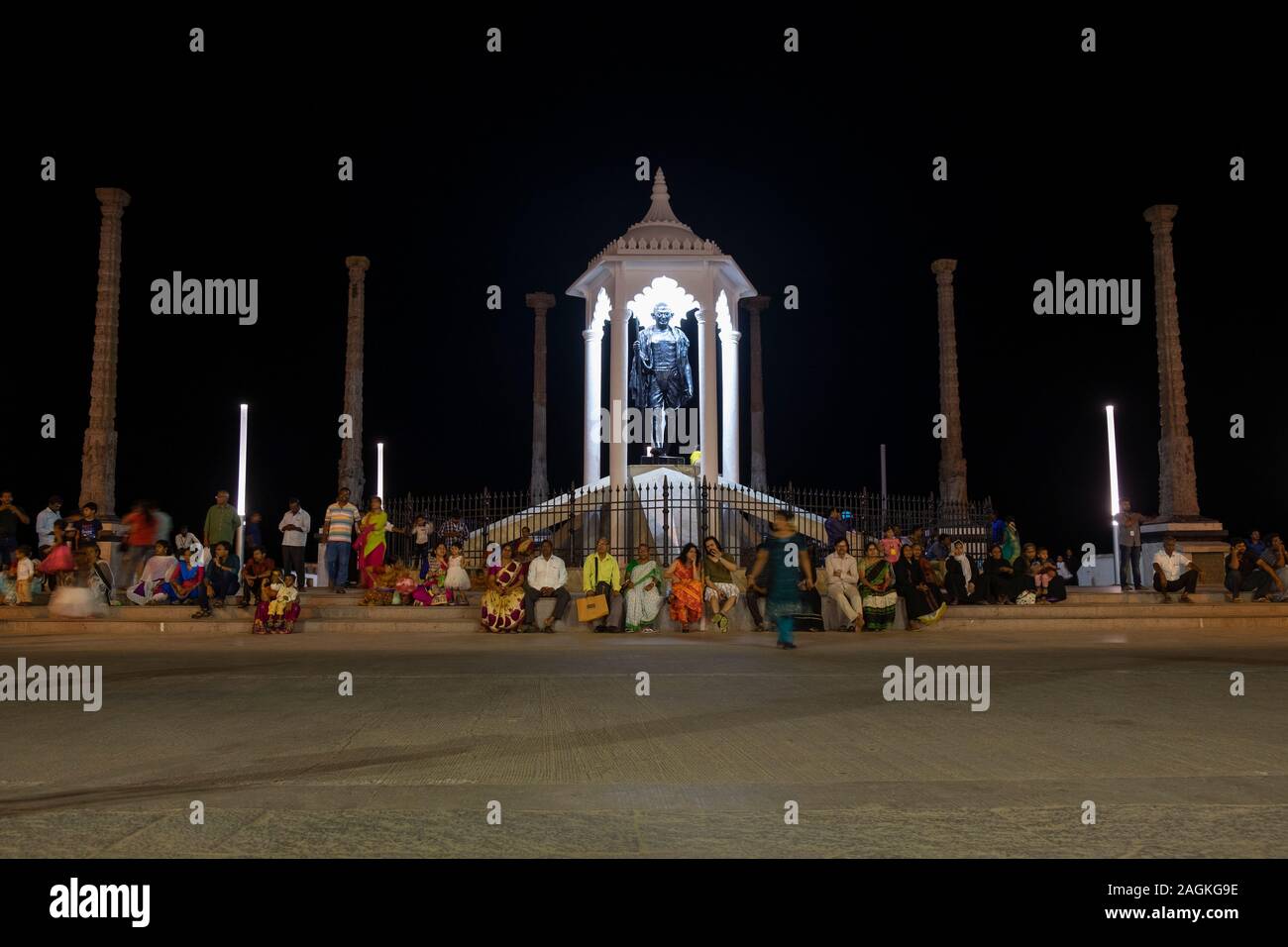 Illuminata Gandhi Memorial su Beach Road in Puducherry, Pondicherry, Tamil Nadu, India Foto Stock