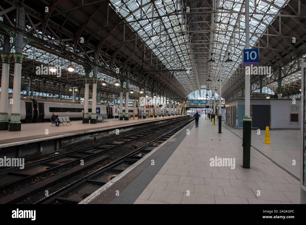 Piattaforma alla stazione di Piccadilly Manchester Inghilterra 2019 Foto Stock