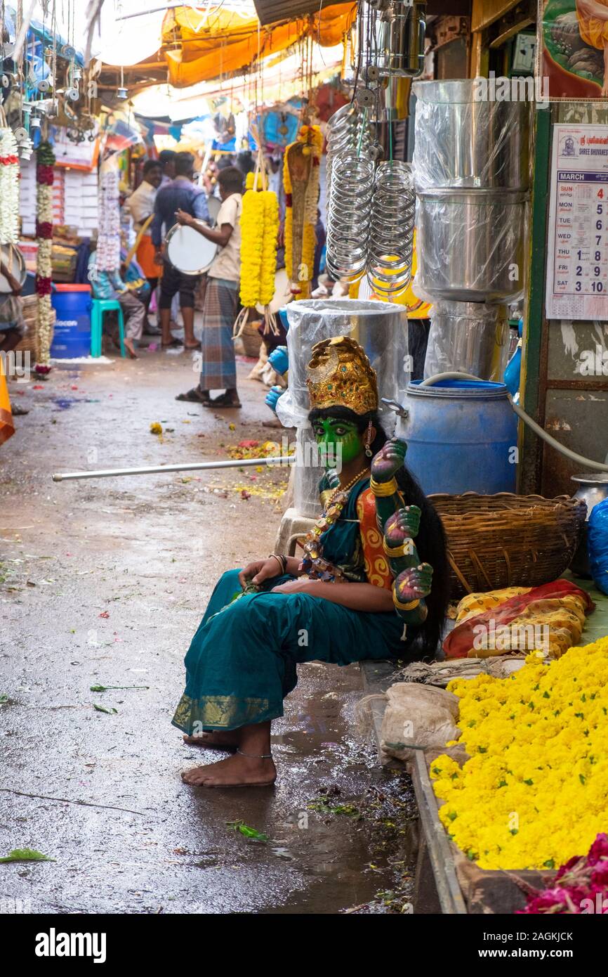 Uomo vestito da dea Indù in seduta Goubert mercato durante il festival religioso, Puducherry, Tamil Nadu, India Foto Stock