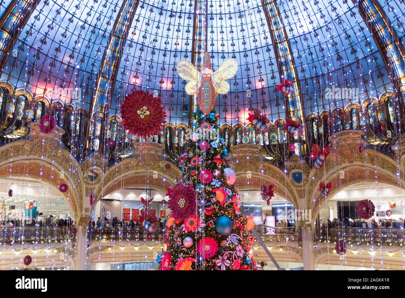 Parigi Natale Galeries Lafayette - Interno della sistemazione di French department store durante la stagione di Natale, in Francia, in Europa. Foto Stock