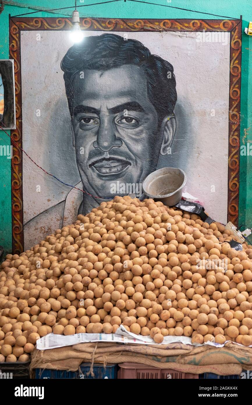Frutta Chikoo accatastati sulla pressione di stallo nel mercato Goubert, Puducherry, Tamil Nadu, India Foto Stock