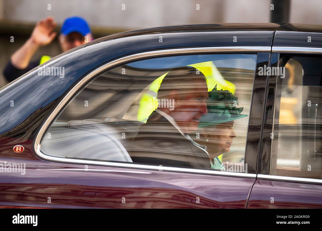 Whitehall, Londra, Regno Unito. 19 dicembre 2019. La regina accompagnata dal principe Carlo assiste lo stato apertura del Parlamento per consegnare la regina del discorso, viaggiando in auto. Credito: Malcolm Park/Alamy. Foto Stock