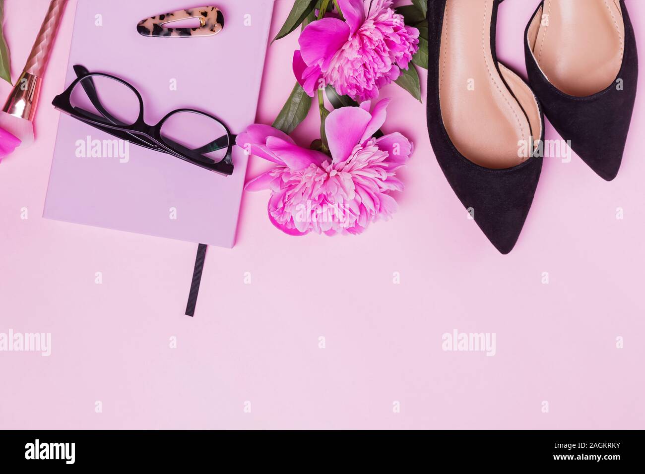 Composizione creativa con donna di accessori e di un bel colore rosa peonie Foto Stock