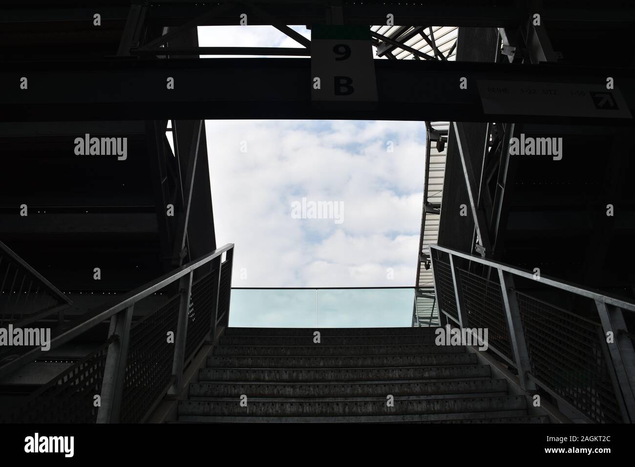 Treppe, Stiege, Stufen, Geländer, Gitter, Aufstieg, Öffnung, Nacht, tag, Licht, Beleuchtung, Licht, Schatten, Stadion, Fußball, Tribüne, Rang, Sektor, Foto Stock