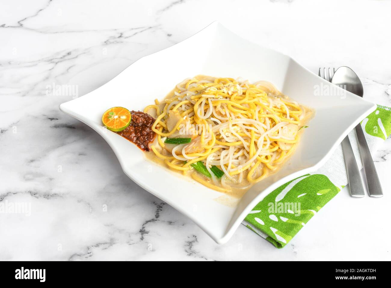 Hokkien boreale Noodle è uno dei migliori hawker street cibi in Singapore. Questo stir-fried noodle piatto è immerso nel brodo aromatico fatto di ossa di maiale Foto Stock