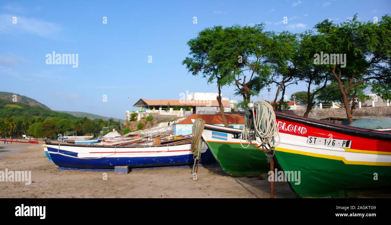 Tarrafal, Santiago / Capo Verde - 12. Novembre, 2015: di legno colorate barche di pescatori sulla spiaggia di Tarrafal in Capo Verde Foto Stock