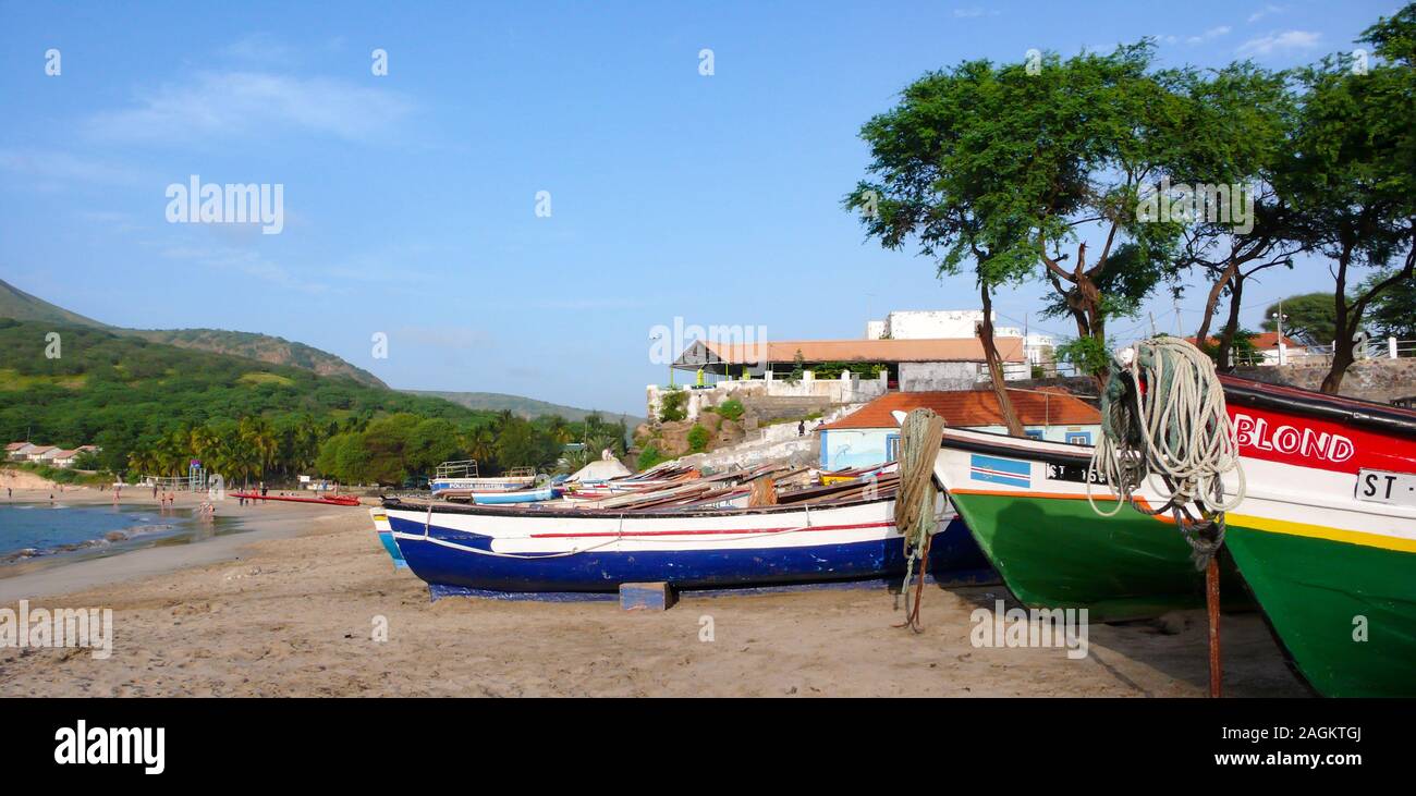 Tarrafal, Santiago / Capo Verde - 12. Novembre, 2015: di legno colorate barche di pescatori sulla spiaggia di Tarrafal in Capo Verde Foto Stock