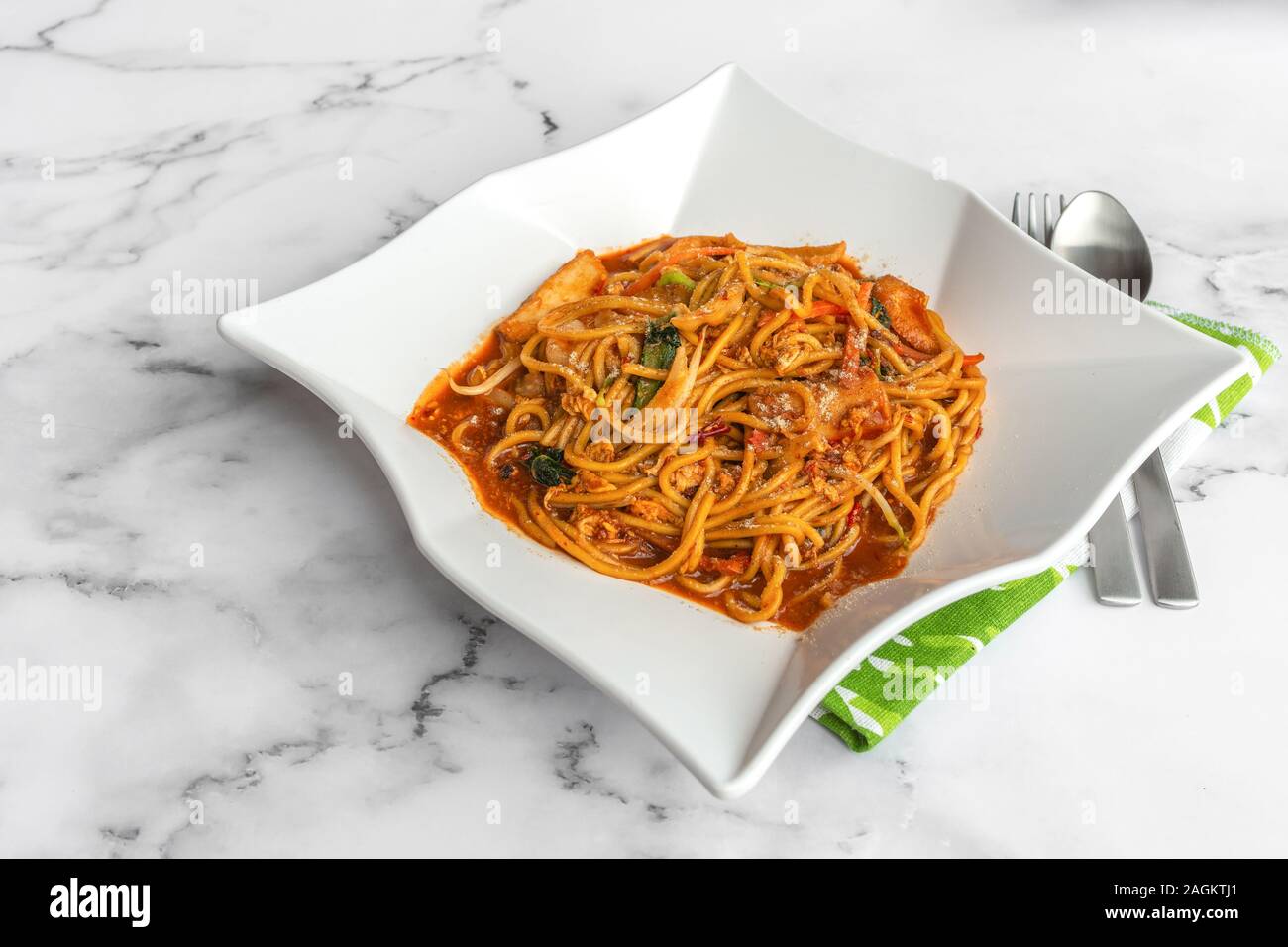 Mee goreng, un asiatico Malay fritti speziati a base di noodle dish, provenienti da Indonesia, comune in Malaysia, Brunei, Singapore. Asia piatto il cibo sulla tavola. Foto Stock