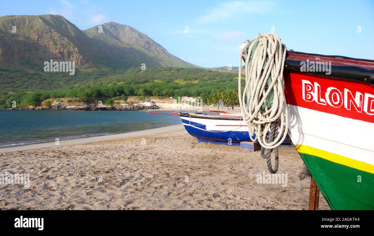 Tarrafal, Santiago / Capo Verde - 12. Novembre, 2015: di legno colorate barche di pescatori sulla spiaggia di Tarrafal in Capo Verde Foto Stock
