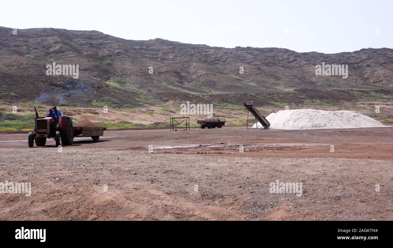 Pedra de Lume, Sal / Capo Verde - 19. Novembre, 2015: i lavoratori nelle saline e miniere di Pedra de Lume sull isola di Sal a Capo Verde Foto Stock
