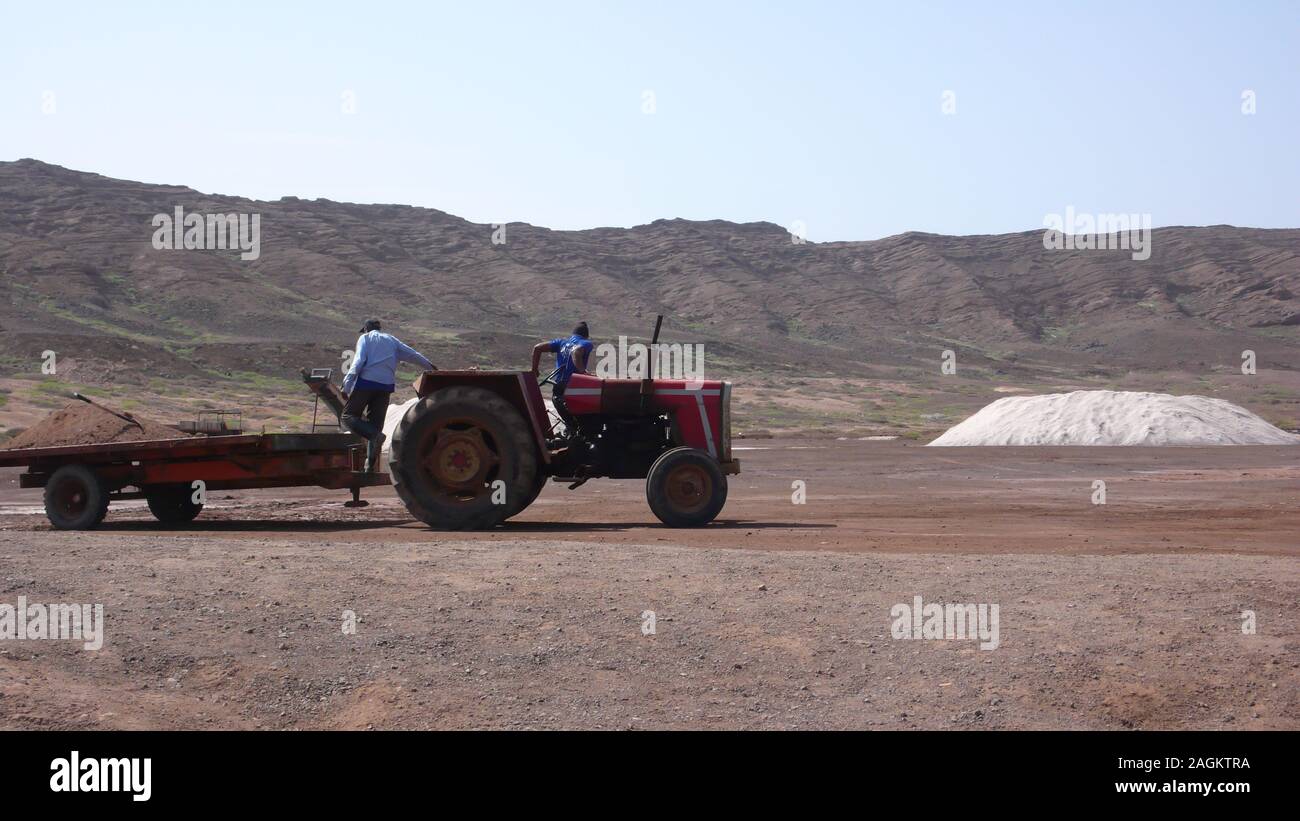 Pedra de Lume, Sal / Capo Verde - 19. Novembre, 2015: i lavoratori nelle saline e miniere di Pedra de Lume sull isola di Sal a Capo Verde Foto Stock