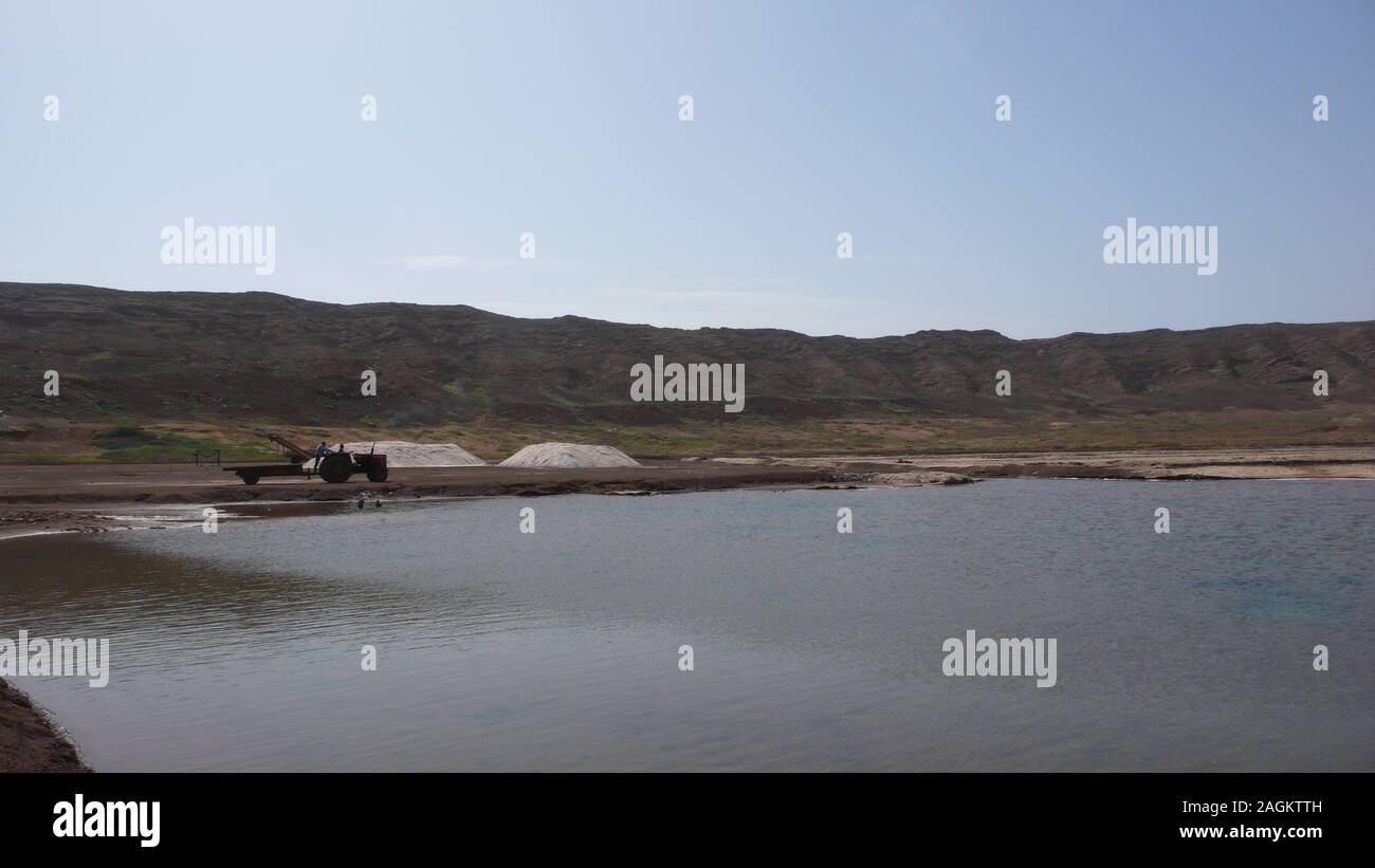 Pedra de Lume, Sal / Capo Verde - 19. Novembre, 2015: i lavoratori nelle saline e miniere di Pedra de Lume sull isola di Sal a Capo Verde Foto Stock
