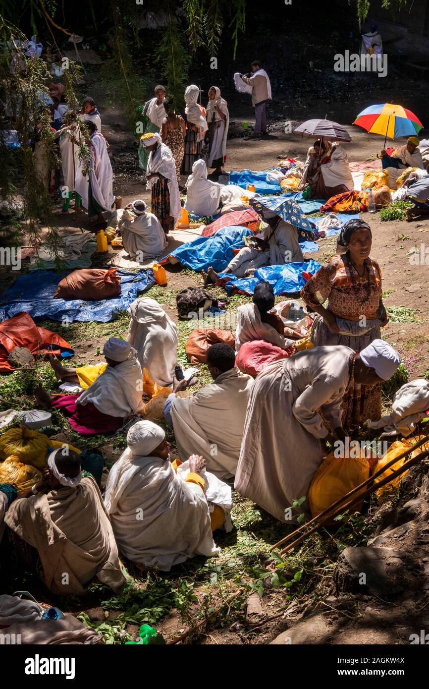 Etiopia, Amhara Region, Lalibela, Yemrehanna Kristos monastero, i pellegrini che arrivano al di fuori di una chiesa grotta per festival dell Arcangelo Gabriele Foto Stock