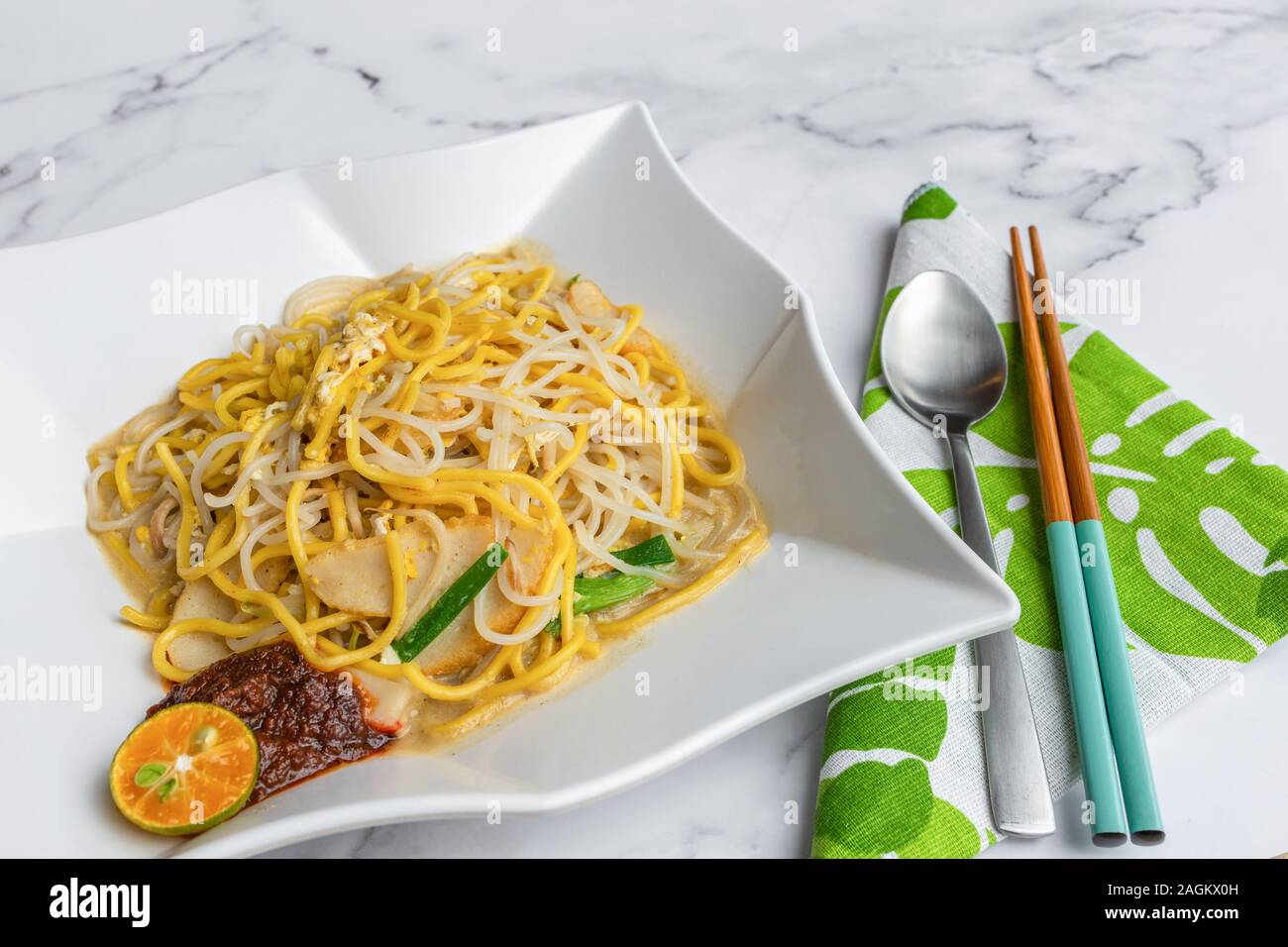 Hokkien boreale Noodle è uno dei migliori hawker street cibi in Singapore. Questo stir-fried noodle piatto è immerso nel brodo aromatico fatto di ossa di maiale Foto Stock