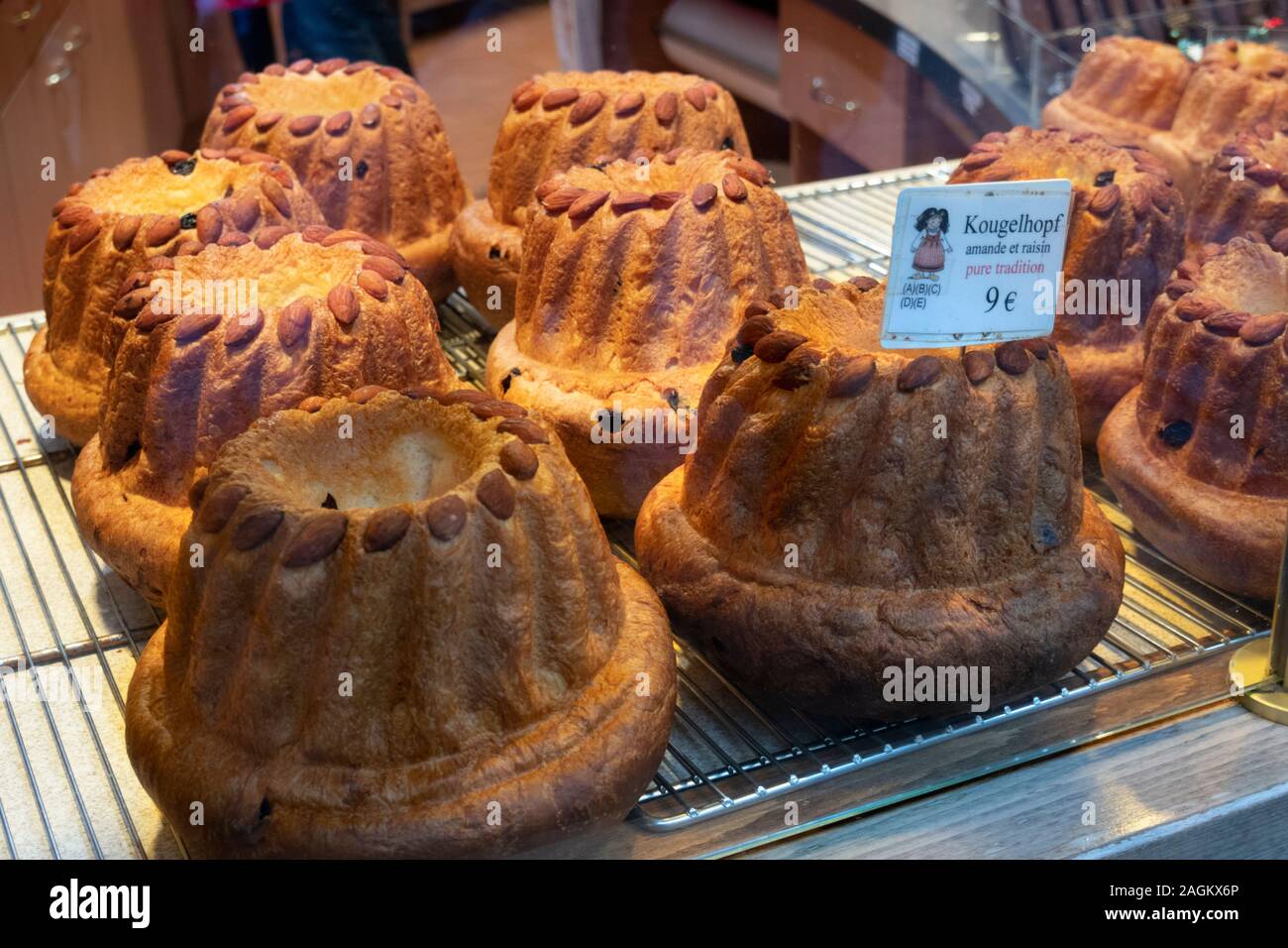 Alsazia Kougelhopf nella finestra di panetteria, Kaysersberg, Alsazia, Francia, Europa Foto Stock