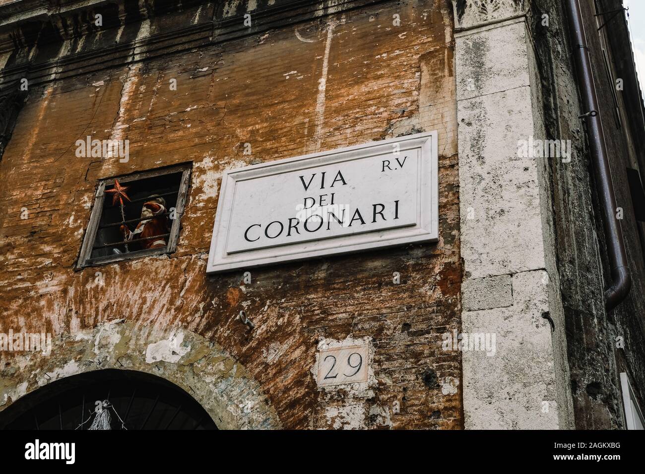 Roma, Italia - 14 dicembre 2019:famoso coronari street segno di roma centro storico nel tempo di Natale, punti di riferimento Foto Stock