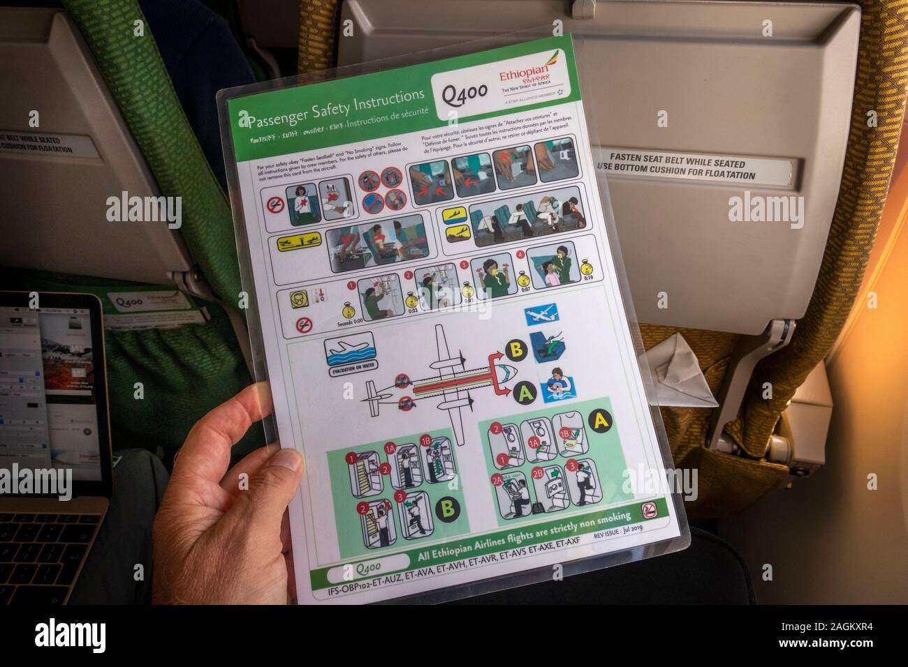 Etiopia, viaggio aereo, passeggero mano azienda Ethiopian Airlines Bombardier Q400 passeggeri istruzioni di sicurezza carta Foto Stock