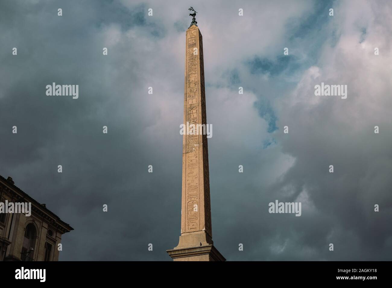 Obelisco Egiziano in piazza Navona Roma oltre moody azzurro cielo, Italia Foto Stock