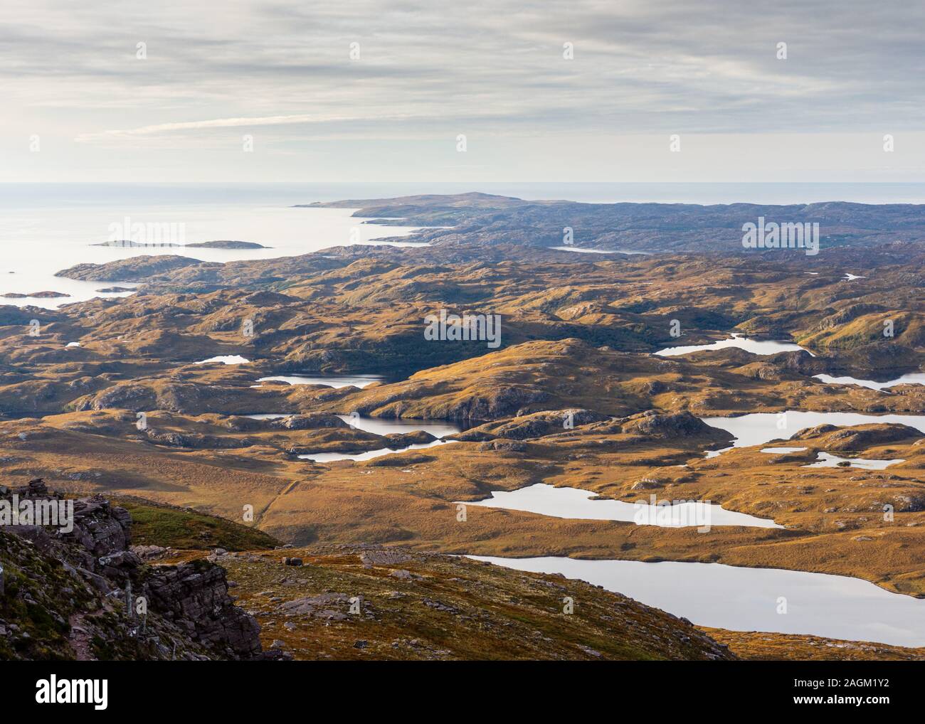 Un post-glaciale paesaggio di colline e laghi a foresta Inverpolly domina la vista da stac Pollaidh mountain, con Stoer penisola, Enard Bay e t Foto Stock