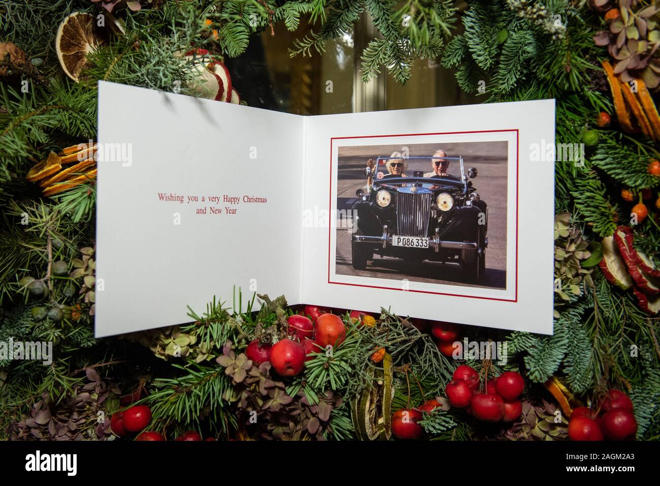 Il 2019 Scheda di Natale del Principe del Galles e la duchessa di Cornovaglia su di un albero di Natale in Clarence House, Londra. La scheda è dotata di una fotografia della coppia reale preso a Cuba da Associated Press fotografo Ramon Espinosa. Foto Stock