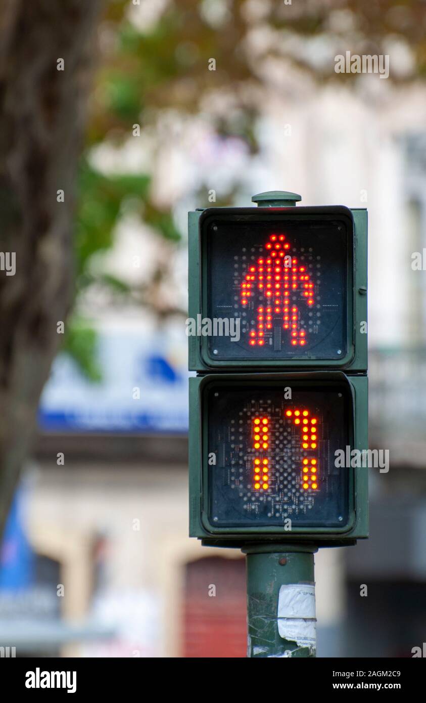 Semaforo pedonale con timer, fotografato nella città vecchia, Coimbra, Portogallo Foto Stock