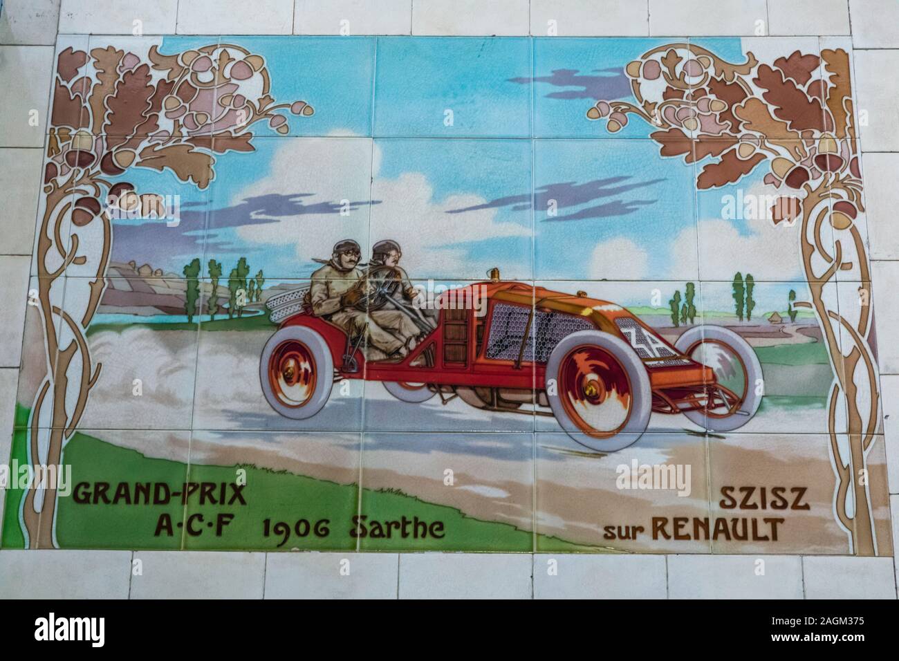 Inghilterra, London, Chelsea, casa Michelin, di parete esterna il tiling mostra storico Auto Racing Foto Stock
