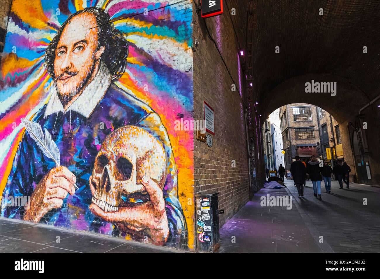 Inghilterra, Londra, Southwark, Clink Street, Scena di strada con Shakespeare Wall Art Foto Stock