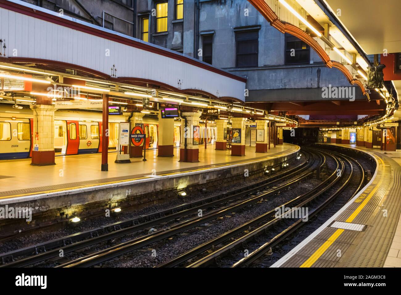 Inghilterra, London, London Underground, linea metropolitana, stazione di Baker Street, piattaforme vuota di notte Foto Stock
