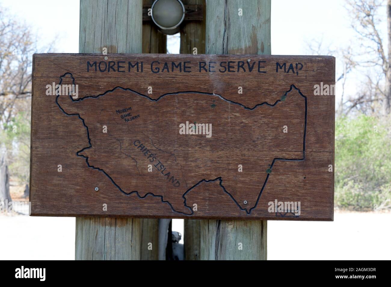In legno antico segno mappa per la Moremi Game Reserve Botswana Africa Foto Stock