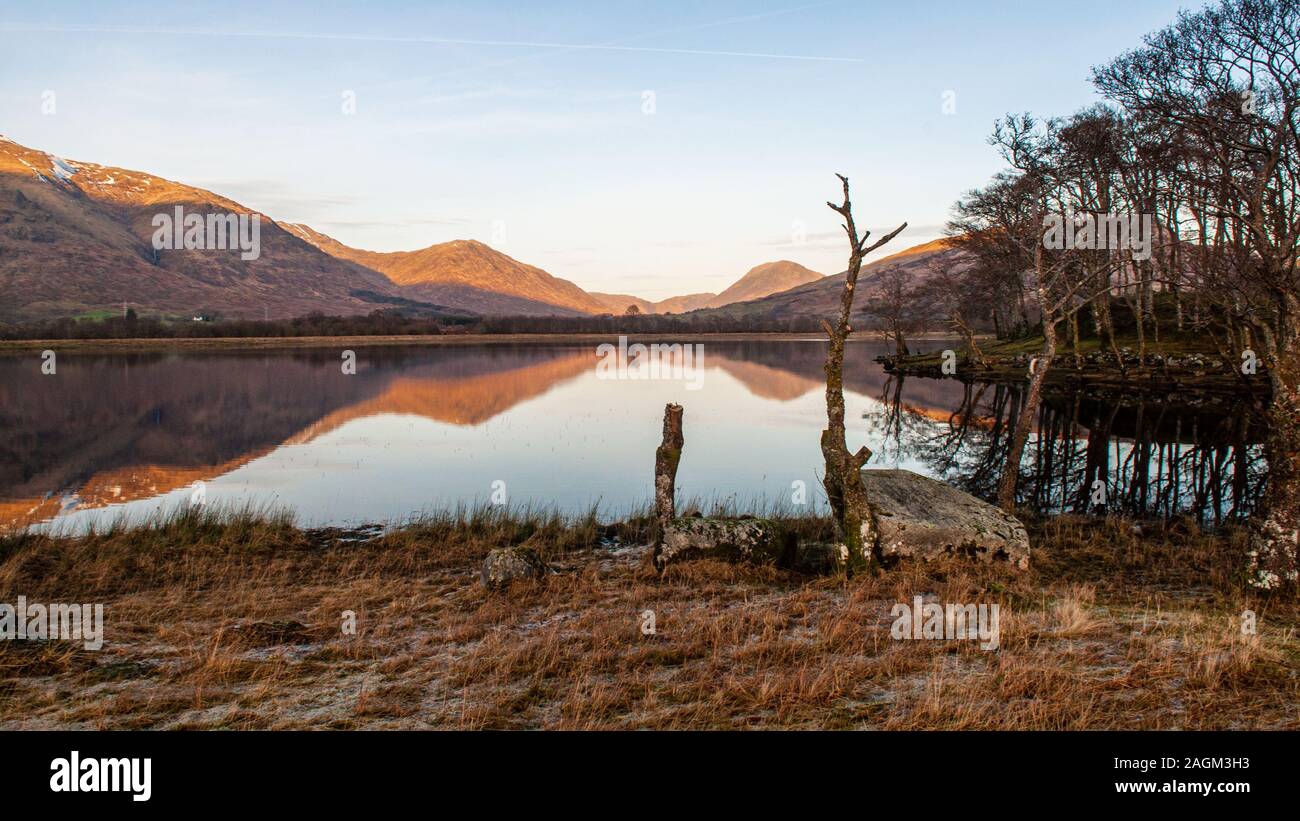 Pomeriggio invernale la luce splende sulle cime dei monti di Glen Strae valle nelle Highlands della Scozia. Foto Stock