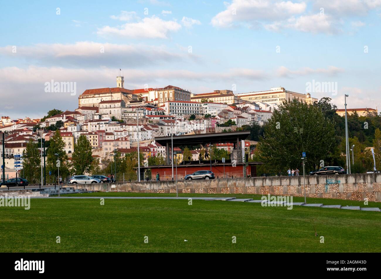 Università hill come si vede dalla Santa Clara ponte sopra il fiume Mondego, Coimbra, Portogallo Foto Stock